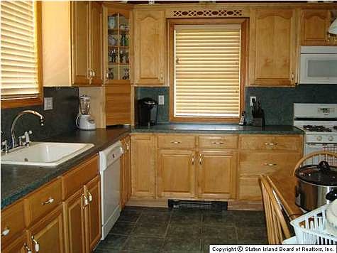 3rd image of 208 Wood Ave