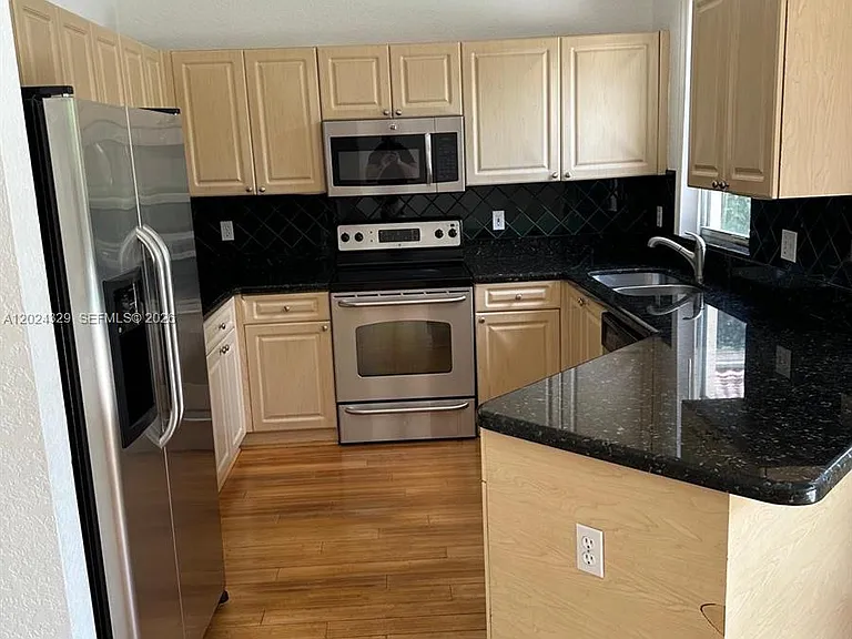 11090 Baybreeze Way — Photo 4