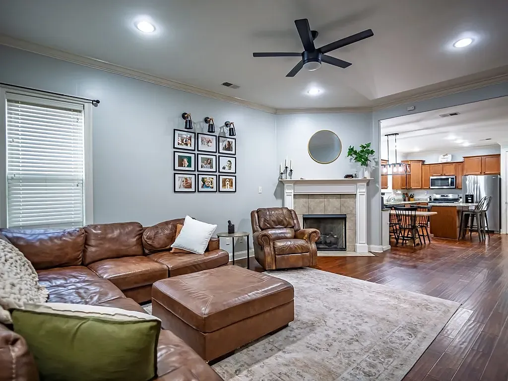 4 bed, 3.5 bath, 2400 sqft, $2,950 — Photo 3