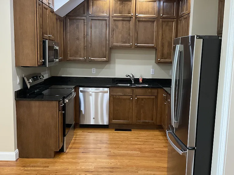 913 Wall St — Photo 6