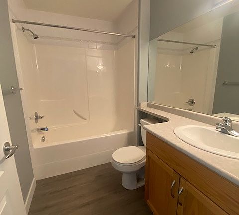 5th image of 261 Youville Dr E