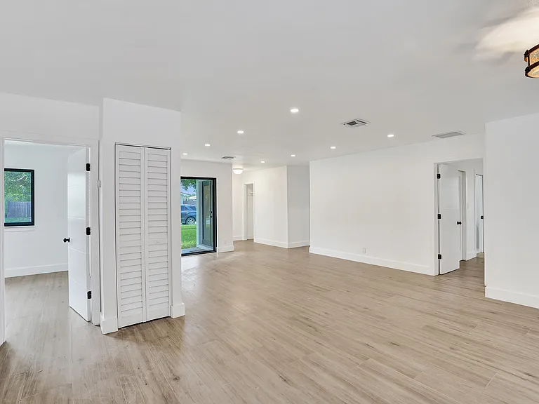 1250 SW 4th St — Photo 11