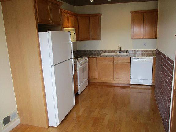 Fully appointed kitchen with granite countertops