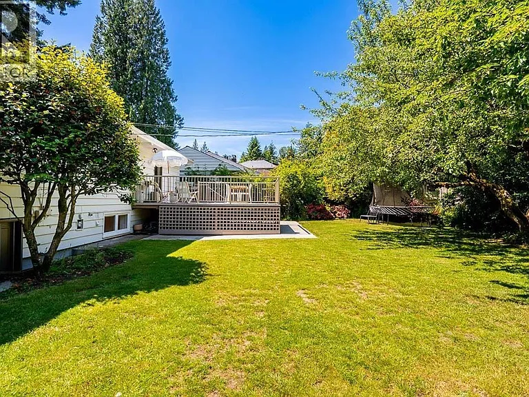 2784 Crescentview Dr — Photo 14