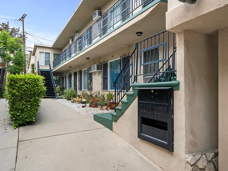 147 N La Peer Dr #6 — Photo 3