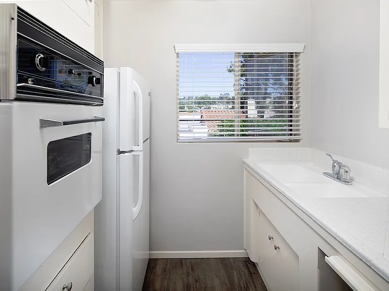 Emerald Manor Apartments — Photo 5