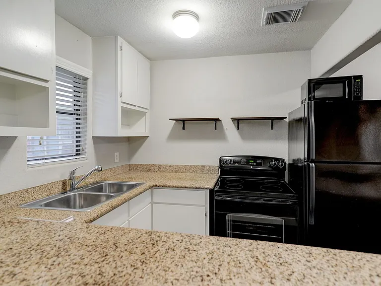 405 Hawthorne St #1-24 — Photo 1