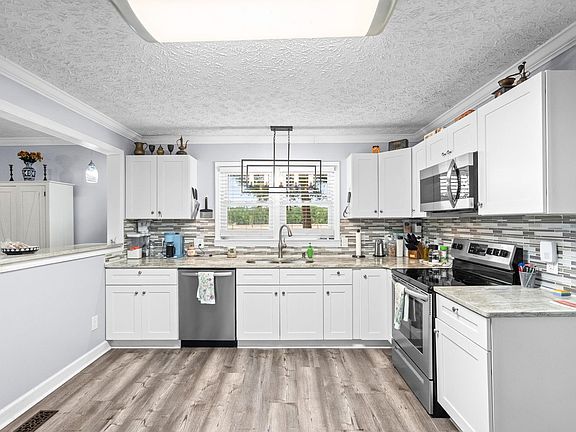 3rd image of 1704 Sherwood Dr.