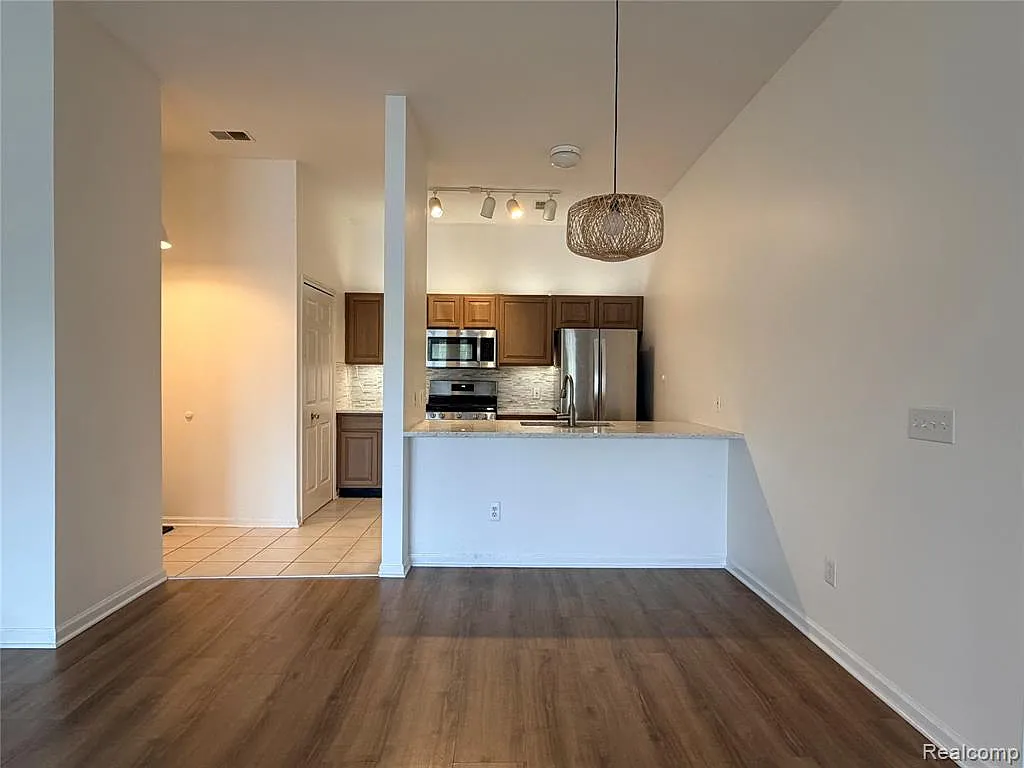 2 bed, 1094 sqft, $2,200 — Photo 4