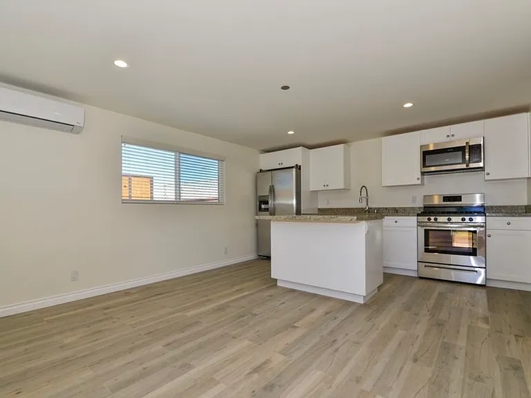 1609 Oak St — Photo 15