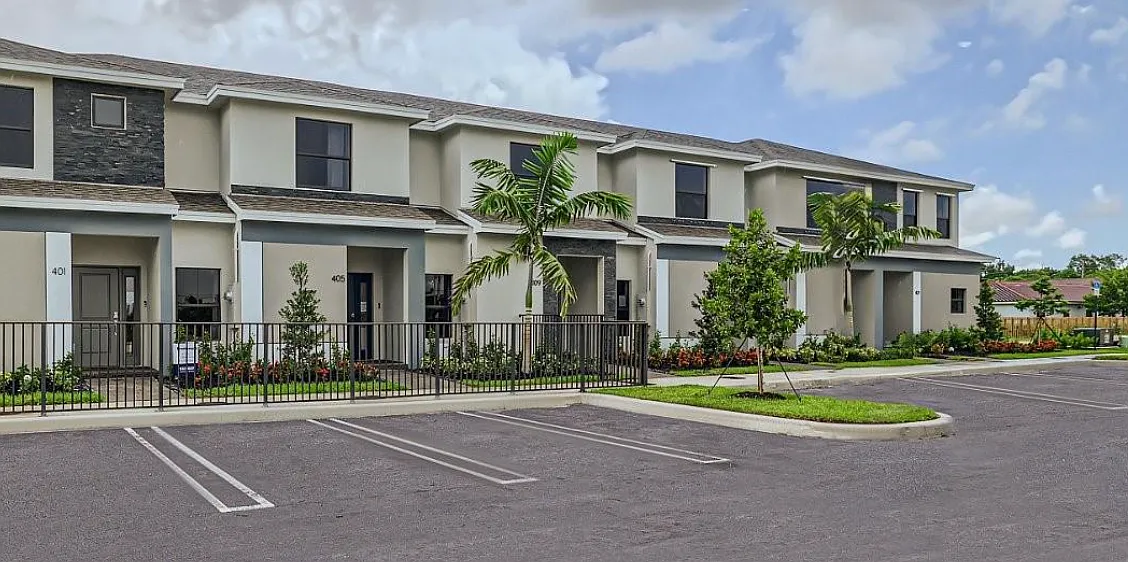 3 bed, 2.5 bath, 1376 sqft, $2,300 — Photo 1