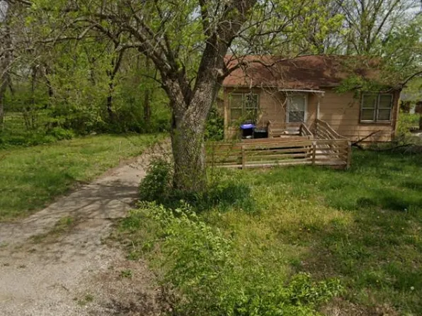 934 SE Highland Ave, Topeka, KS 66607