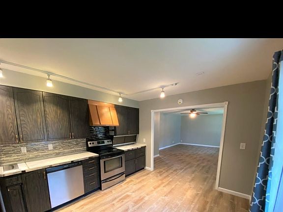 3rd image of 1412 Holly Dr