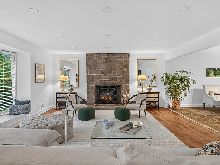 1341 Pelhamdale Ave — Photo 5