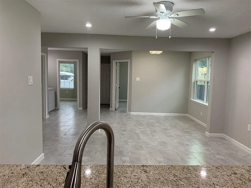 3 bed, 2.0 bath, 1300 sqft, $1,895 — Photo 2