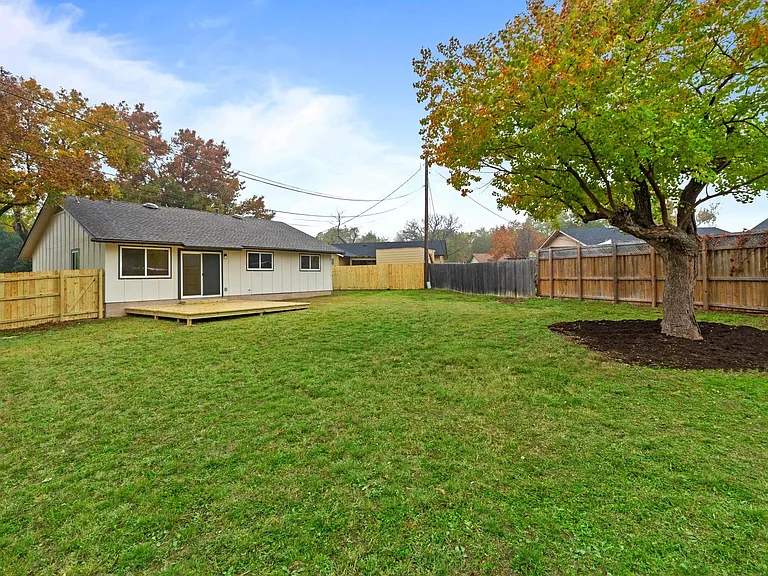 902 Warrington Dr — Photo 20