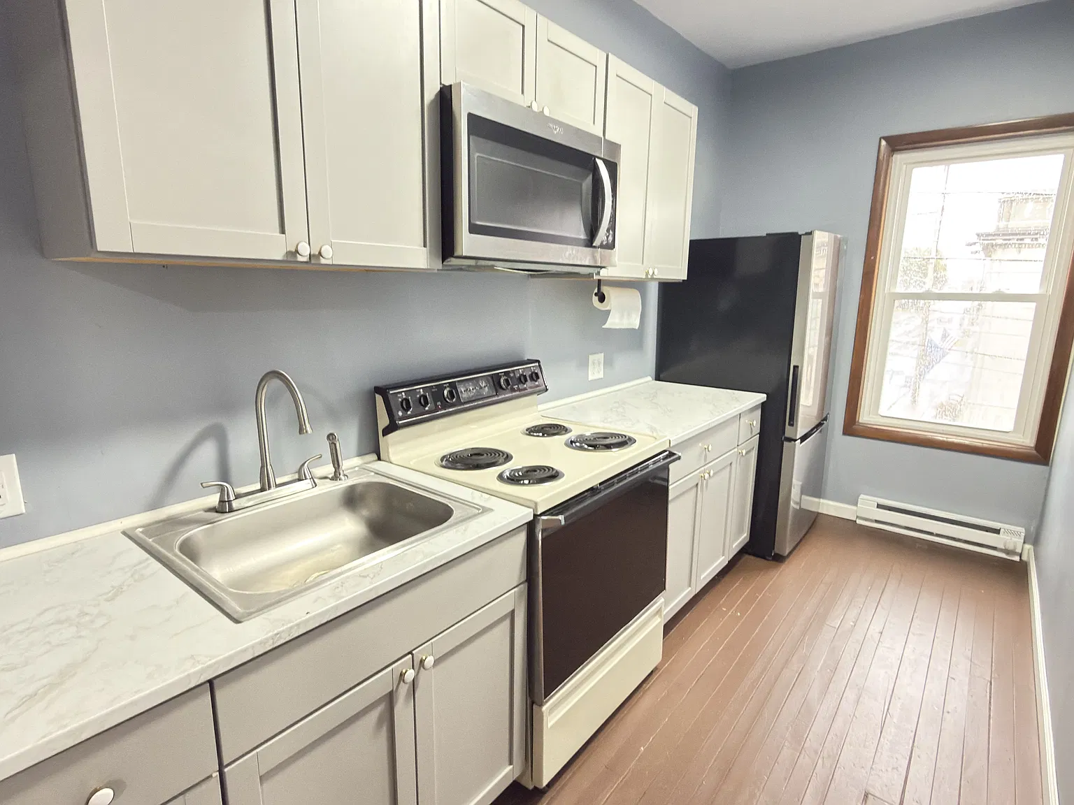 3 bed, 900 sqft, $1,250 — Photo 1
