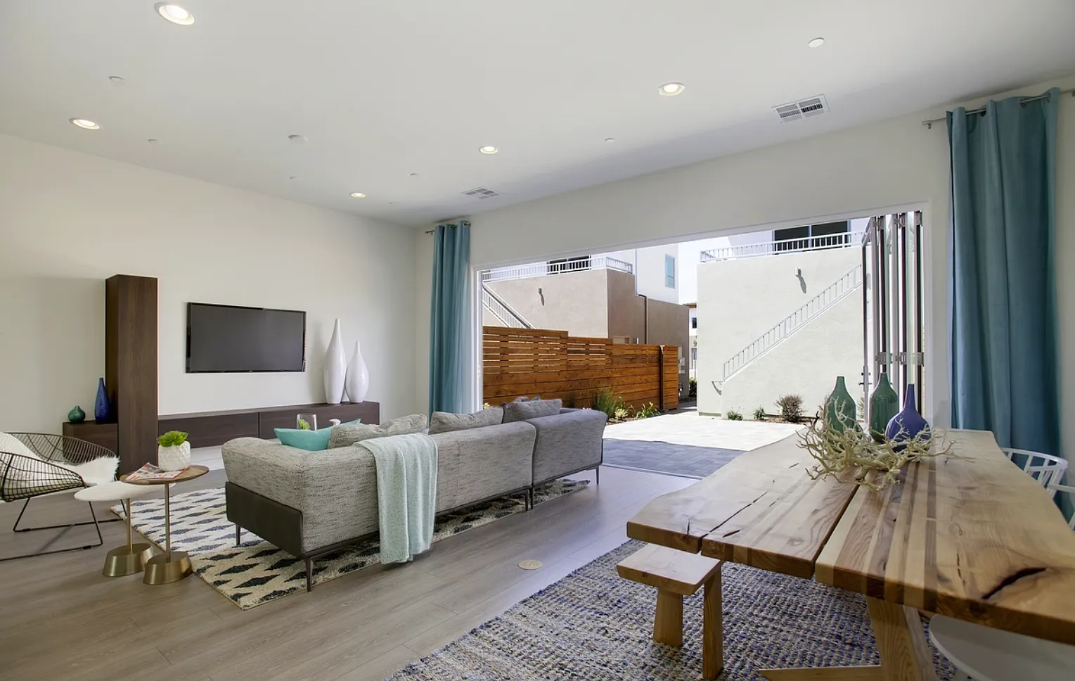 4 bed, 3.5 bath, 2612 sqft, $6,900 — Photo 1