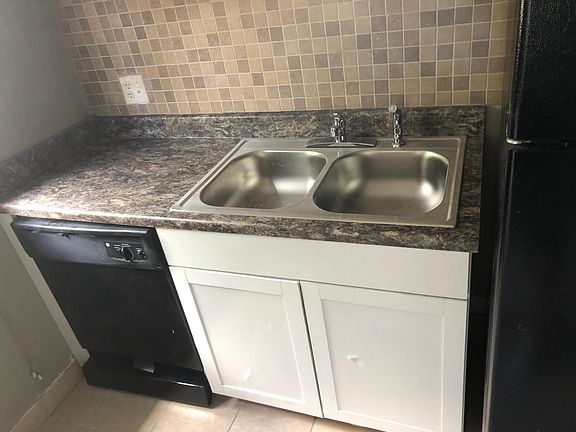 Comes with dishwahser.