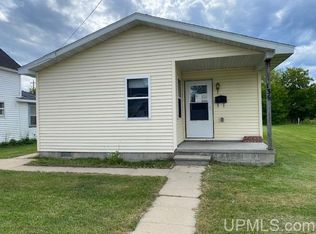 136 S 4th St, Manistique, MI 49854