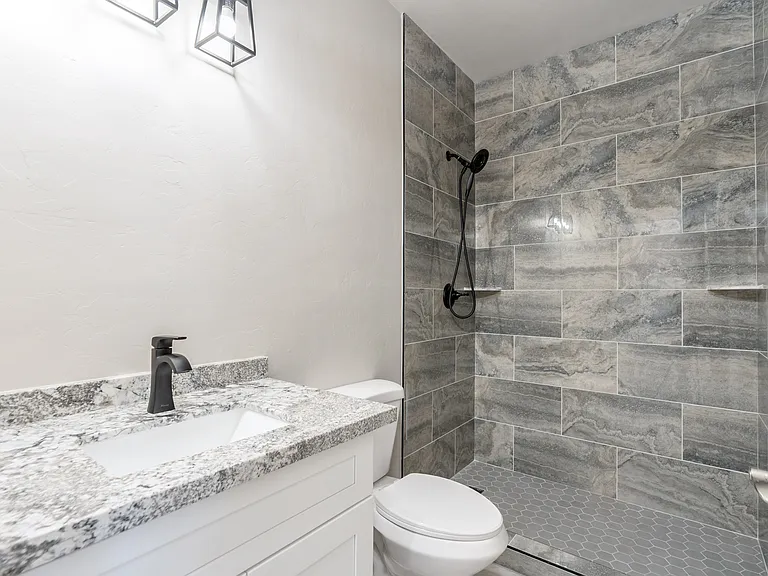 175 W Adams St #1 — Photo 12