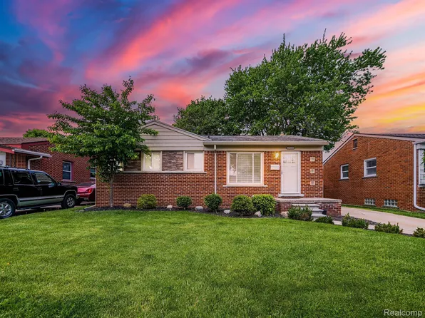 29201 Hughes St, Saint Clair Shores, MI 48081