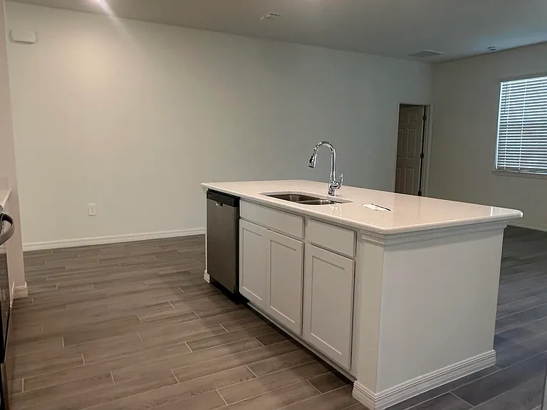 852 Remsen Ave NW — Photo 9