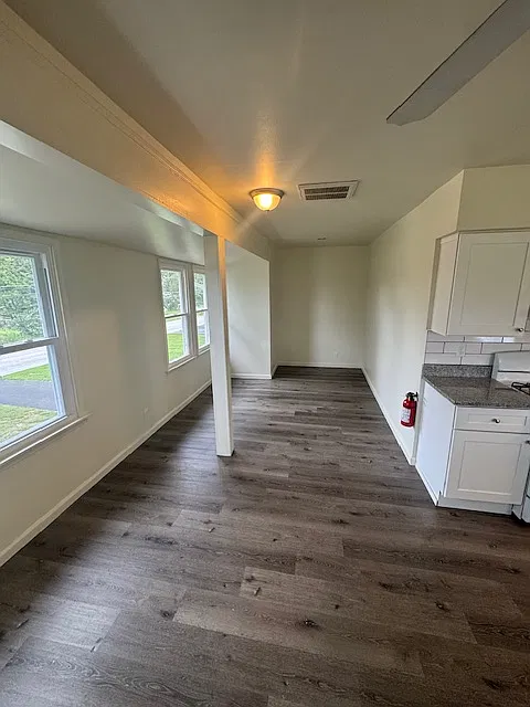 2 Bedroom - 1 Bath - Second Floor Apartment — Photo 3