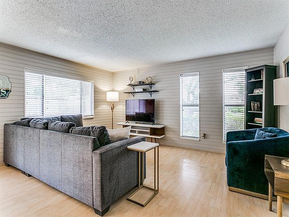 4th image of 2922 Collins Blvd