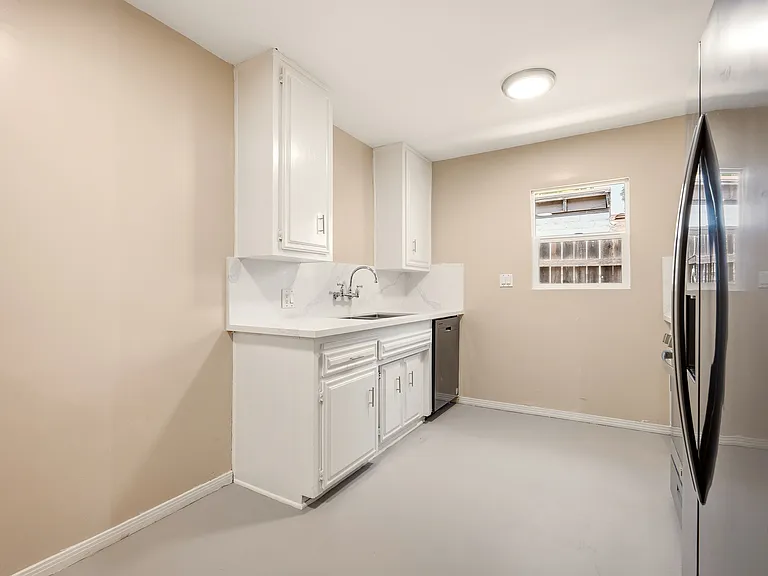 327 1/2 S Lincoln Pl — Photo 8