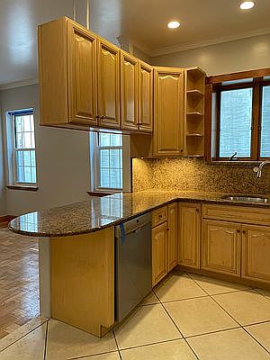 5th image of 36-26 Crescent St #3