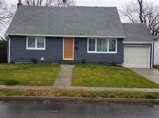 7 Harkin Ln, Hicksville, NY 11801