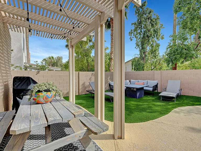 2239 Le Conte Ave — Photo 53