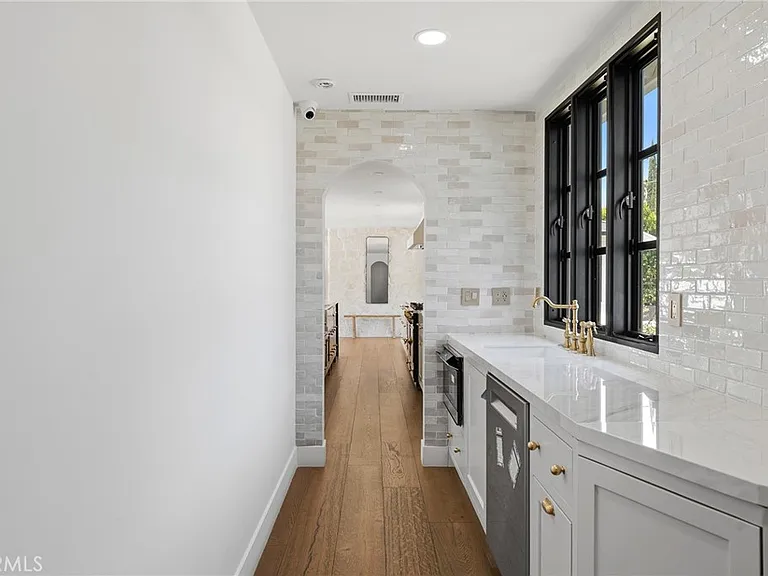22960 Calvert St — Photo 21