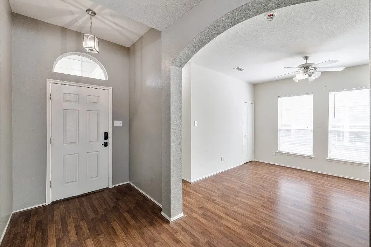3 bed, 2112 sqft, $2,400 — Photo 4