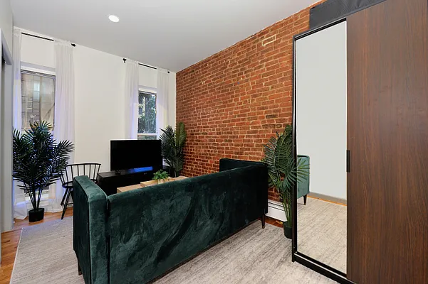 Rented by Corcoran | media 23