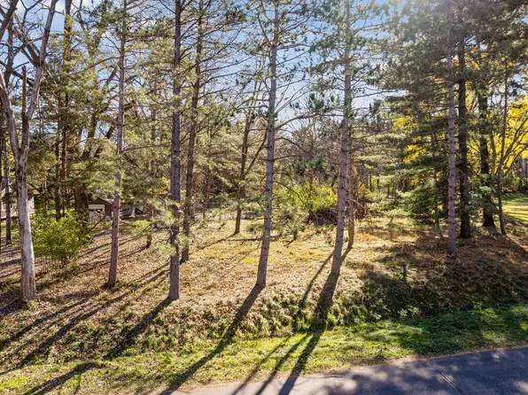 2XX Edgecumbe Dr, Mahtomedi, MN 55115