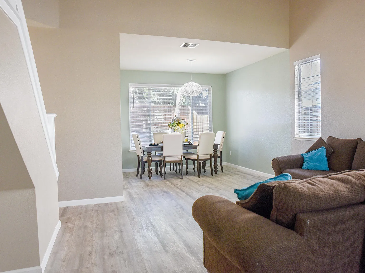 4 bed, 1960 sqft, $3,950 — Photo 2
