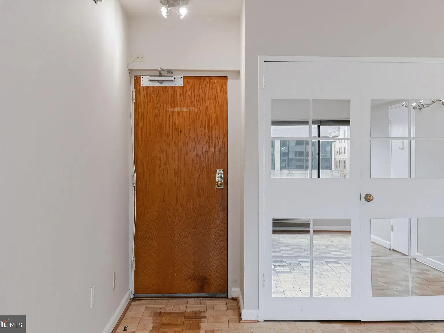 The President Condominium — Photo 2