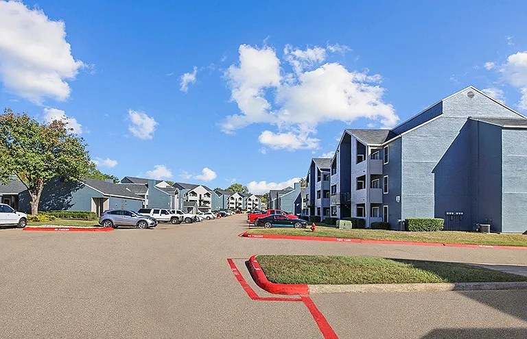 Hollytree Apartments — Photo 33