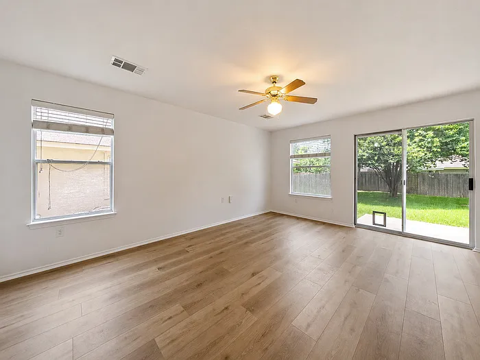5509 Bentsen Ln — Photo 2