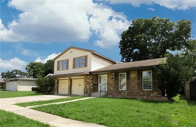 3 bed, 2.5 bath, 2157 sqft, $2,200 — Photo 2