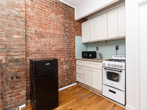 5th image of 309 W 21st St APT 5b