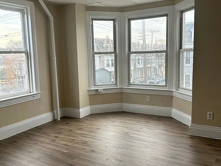 121 N State St — Photo 25