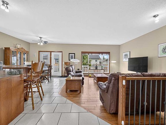 4th image of 10 E Vantage Cres