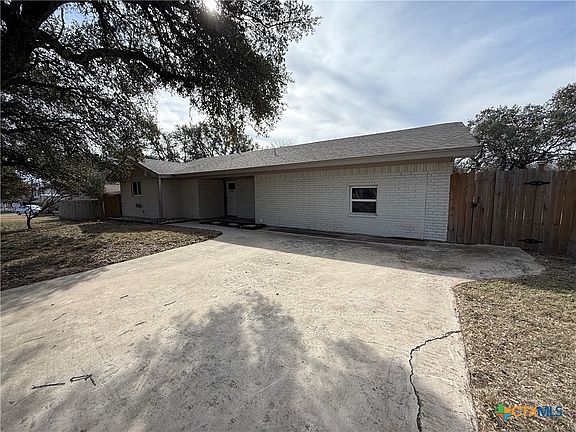 3rd image of 2109 Urbantke Ln