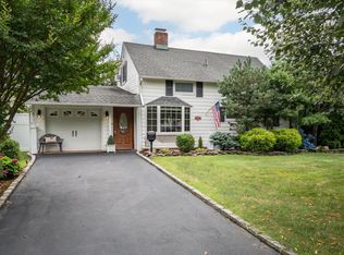 15 Wildflower Ln, Wantagh, NY 11793