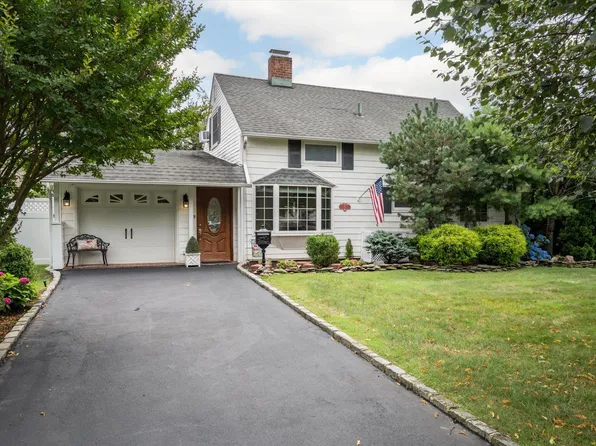 15 Wildflower Lane, Wantagh, NY 11793