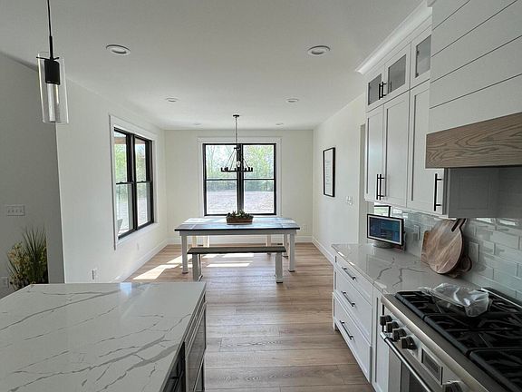 3rd image of 62333 John Henry Dr