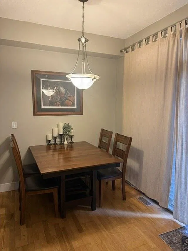 3 bed, 1255 sqft, $3,000 — Photo 2